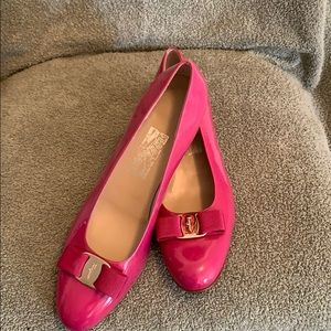 Fushia patent Ferragamo Vara shoe with classic bow